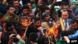 ក្រុម Kurd នៅ​ប្រទេស​ស៊ីរី​ដុត​ភ្លើង​ខណៈ​ដែល​ពួកគេ​ប្រារព្ធ​ពិធី​បុណ្យ Nowruz នៅ​ក្នុង​រដ្ឋធានី​ Damascus កាលពី​ថ្ងៃទី២១ ខែមីនា ឆ្នាំ២០១៥។