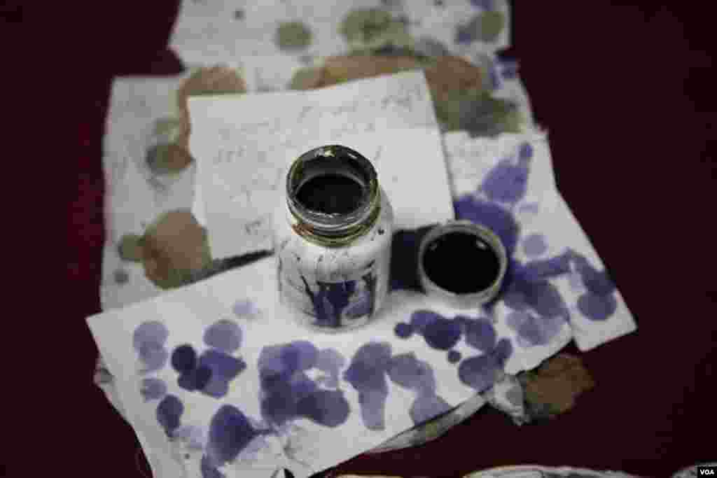 TInta penanda telah memberikan suara untuk mencegah suara dobel di Kairo (22/12). (VOA/Yuli Weeks)