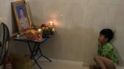 កូនប្រុសពៅរបស់លោក ឡៅ វណ្ណា និងអ្នកស្រី វ៉េង សុម៉ាលី អង្គុយមុខជើងធូបសពឪពុក កាលពីខែមីនា ឆ្នាំ២០២១។ (រូបថតផ្ដល់ឲ្យដោយក្រុមគ្រួសារ)