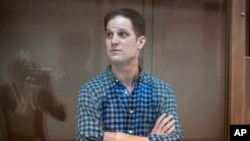 Reporter Wall Street Journal Evan Gershkovich berdiri di dalam sel kaca di ruang pengadilan di Moskow, Rusia, pada 18 April 2023. (Foto: AP/Alexander Zemlianichenko, File)