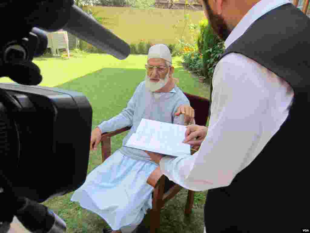 Separatist leader Syed Ali Shah Geelani at his home in Srinagar. (Aru Pande/VOA) 