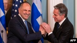Грчкиот министер за надворешни работи Јоргос Герапетритис и американскиот државен секретар Eнтони Блинкен се ракуваат за време на стратешкиот дијалог во Стејт департментот, на 9 февруари 2024 година во Вашингтон