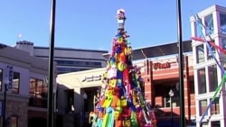 Toy Christmas Tree Keeps on Giving