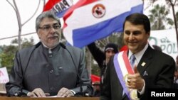 Sesuai konstitusi, wakil Presiden Federico Franco (kanan) menggantikan posisi Fernando Lugo (kiri), sebagai Presiden Paraguay.