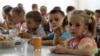 Anak-anak dari panti asuhan makan bersama di sebuah kamp di Zolotaya Kosa, pemukiman di Laut Azov, wilayah Rostov, Rusia barat daya (foto: ilustrasi). 