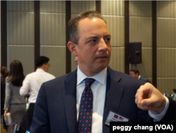 白宫前幕僚长蒲博思出席“第七届台美日三边安全对话研讨会”（美国之音张佩芝摄）