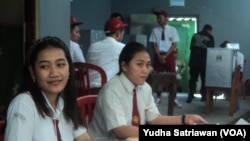 Para petugas di TPS 16 Gandekan, Solo hari Rabu 27/6 (VOA/Yudha Satriawan).