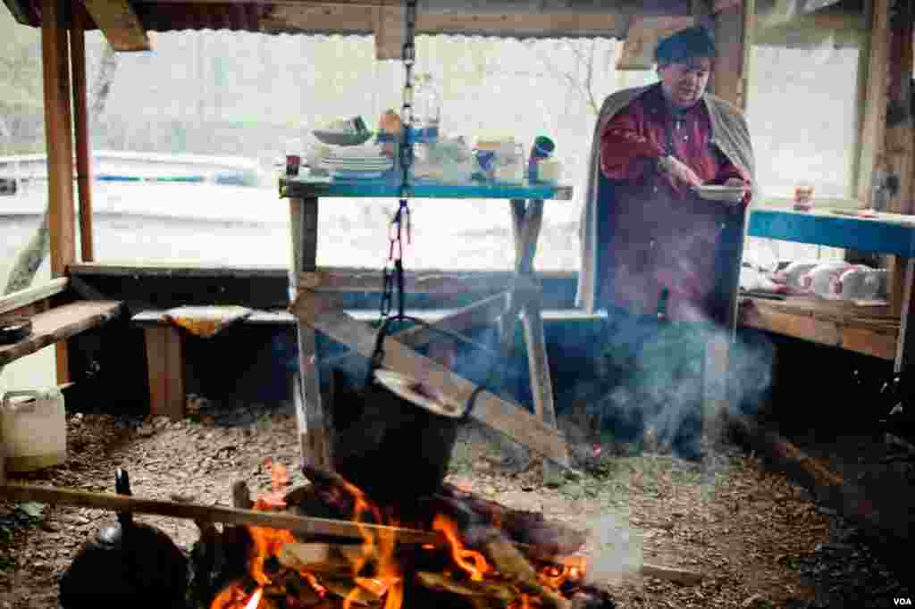 Residents in the Kudepsta neighborhood maintain a protest camp across a stream from a site chosen for construction of the region’s largest power plant, Sochi, Russia, March 16, 2013. (V. Undritz/VOA) 