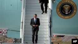 Presiden AS Barack Obama turun dari pesawat kepresidenan setibanya di St.Petersburg, Rusia untuk menghadiri pertemuan G-20, Kamis (5/9).