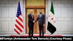 美国驻土耳其共和国大使兼叙利亚问题特别代表汤姆·巴拉克(左)在大马士革会见叙利亚总统艾哈迈德·沙拉。(照片来源：汤姆·巴拉克X帐号，2025年5月29日)