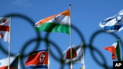 朝鲜国旗在韩国平昌奥运村飘扬（美联社）