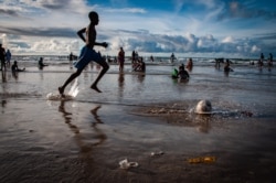 Discarded plastic lies on Virage Beach in Dakar, Senegal. Local business owners clean the beach each morning but the trash begins to accumulate shortly after. (A.Hammerschlag/VOA)
