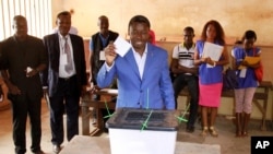 Incumbent presidential candidate Faure Gnassingbe casts his ballot in Lome April 25, 2015. 