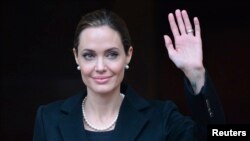 Angelina Jolie mengaku telah melakukan mastektomi ganda untuk mengurangi risiko terkena kanker (foto: dok).