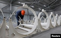 Qozog'istonning Oskemen shahridagi yadroviy inshootda uran qo'shilgan modda bilan ishlayotgan mutaxassis, 26-may, 2017