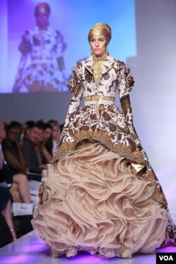 Koleksi busana Muslim Anniesa Hasibuan