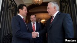 Meksički predsednik Enrike Penja Nieto sa američkim državnim sekretarom Reksom Tilersonom
