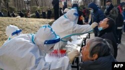 រូបឯកសារ៖ បុគ្គលិកសុខាភិបាលចិនកំពុងយកសំណាកពីពលរដ្ឋដើម្បីធ្វើតេស្តរកជំងឺកូវីដ១៩ នៅទីក្រុង Shijiazhuang ក្នុងខេត្ត Hebei ប្រទេសចិន កាលពីថ្ងៃទី៦ ខែមករា ឆ្នាំ២០២១។