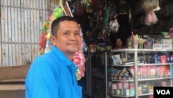 លោក ព្រុំ យន់ អាយុ​៥៧ឆ្នាំ បាន​ប្រើប្រាស់​ផ្ទះ​បន្សល់​ទុក​តាំង​ពី​សម័យ​អាណានិគម​និយម​បារាំង ជា​កន្លែង​សម្ភារៈ​សិក្សា នៅ​ផ្លូវ​លេខ​២ ក្នុង​សង្កាត់​ស្វាយ​ប៉ោ ក្រុងបាត់ដំបង។ (ស៊ុន ណារិន/VOA)