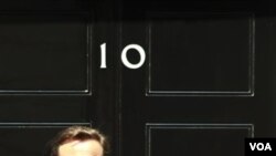 PM David Cameron menyambut kunjungan Presiden Asif Ali Zardari di kantor PM Inggris di Downing street, London (1/7).