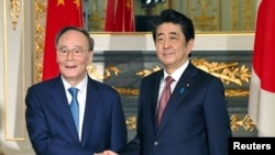日本首相安倍晋三在东京会晤到访的中国国家副主席王岐山。（2019年10月23日）