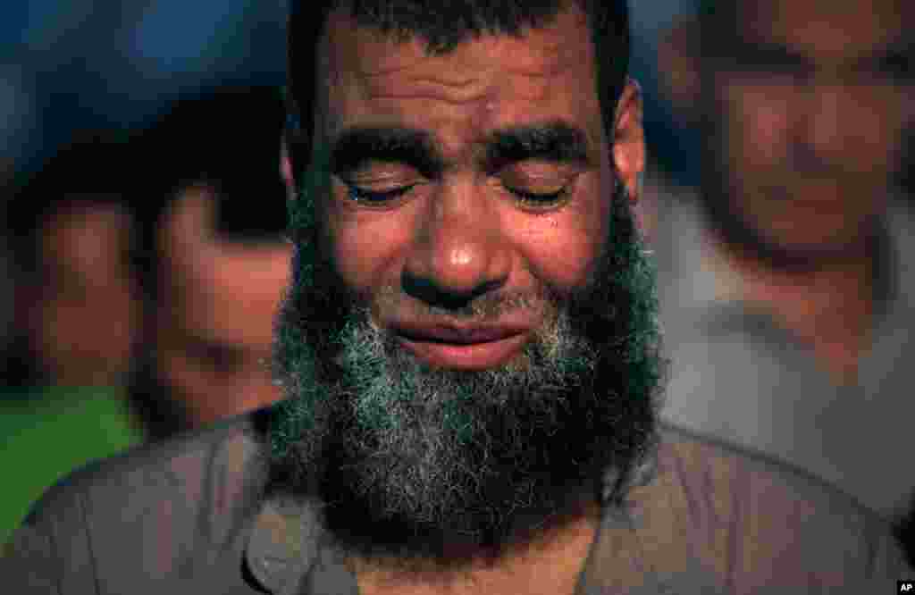 A supporter of Egypt&#39;s ousted President Mohamed Morsi prays outside Rabaah al-Adawiya mosque in Cairo, August 4, 2013.
