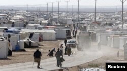 7일 시리아와 국경 지역인 요르단 마프라그의 난민 수용소에서 시리아 난민들 모습이 보인다.