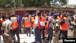 Les premiers intervenants se réunissent sur le site d'un attentat suicide à N'djamena, au Tchad, le 11 juillet 2015. (Photo d'illustration)