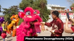 ພິ​ທີ​ແຫ່​ເຊີດ​ສິງ​ໂຕ​ຢູ່​ວັດ​ຈີນ​ໃນ​ນະ​ຄອນຫຼວງວຽງ​ຈັນ, ສ​ປ​ປ ລາວ, 29 ມັງ​ກອນ 2025.