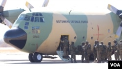 FILE - Botswana soldiers board a Botswana Defense Force plane to Mozambique. (Mqondisi Dube/VOA)