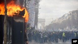 Demonstrasi rusuh kembali berlangsung di Champs Elysees avenue di Paris, Perancis, Sabtu (16/3). 