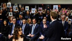 지난달 31일 미 상원 법사위원회 온라인 아동 성 착취 문제 청문회에서 마크 저커버그(뒷모습) 메타 최고경영자(CEO)가 방청석을 보며 발언하고 있다.