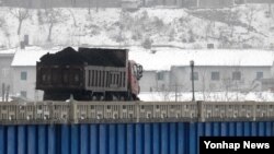 지난해 3월 중국과 북한이 인접한 두만강에서 북한 남양시와 중국 투먼 통상구를 오가는 화물차.