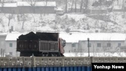 지난 2017년 3월 중국과 북한이 인접한 두만강에서 북한 남양시와 중국 투먼 통상구를 오가는 화물차.