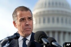 Hunter Biden razgovara sa novinarima u Capitolu, 13. decembra 2023. (Foto: AP/Jose Luis Magana)