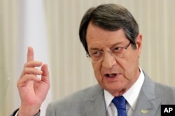Presiden Siprus, Nicos Anastasiades berbicara pada konferensi pers yang disiarkan secara nasional di Istana Kepresidenan di ibukota Siprus, Nikosia yang terbagi dua pada tanggal 10 Juli 2017.