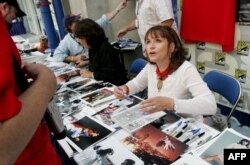 FILE - Actress Margot Kidder signs autographs at Comic Con International in San Diego, California, July 14, 2005.