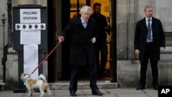 Pemimpin Partai Konservatif dan Perdana Menteri Inggris, Boris Johnson, meninggalkan TPS usai memberikan suara du Methodist Central Hall, Westminster, London, Ingris, 12 Desember 2019.