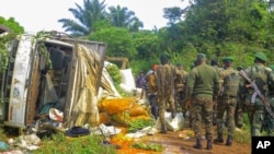 Des soldats des Forces de défense congolaises inspectent les lieux d'une attaque près de la ville d'Oicha, à 30 km de Beni, en République démocratique du Congo, le 23 juillet 2021.