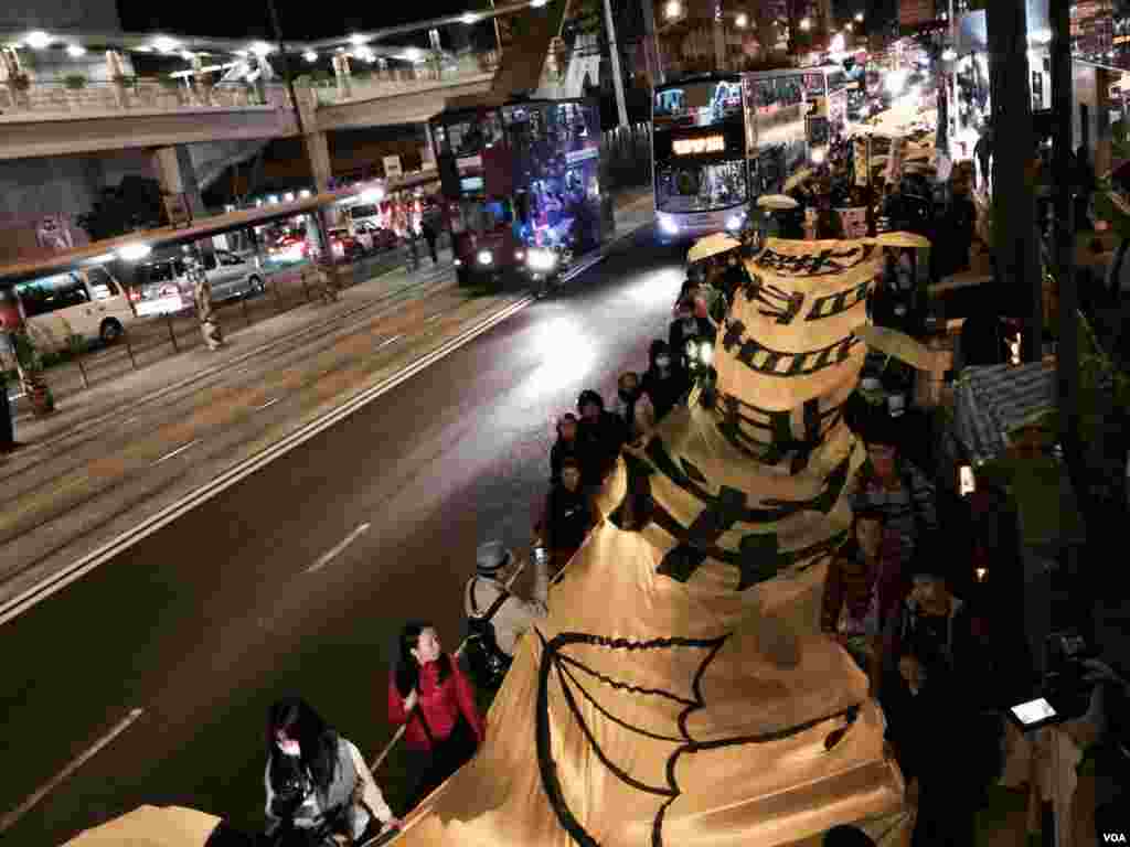 香港学生组织及泛民主派政党发起平安夜游行，延续雨伞运动精神，争取真普选