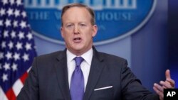 Sekretaris pers Gedung Putih Sean Spicer dalam arahan harian untuk media (30/1). (AP/Carolyn Kaster)