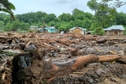 Puing-puing terlihat di kota Adonara di Flores Timur pada 4 April 2021, setelah banjir bandang dan tanah longsor melanda kawasan timur Indonesia dan negara tetangga Timor Leste. (Foto: AFP/Joy Christian)