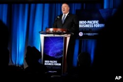 마이크 폼페오 미 국무장관이 30일 워싱턴 D.C.의 상공회의소에서 열린 인도-태평양 비지니스 포럼에서 연설하고 있다.