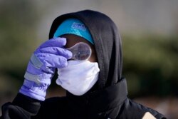 Siswa, Khalit Ibrahim, menggunakan kaca pembesar saat mempelajari kepingan salju (AP: Robert F. Bukaty)