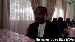 Me-eh walice Kum, avocat de deux leaders de la contestation anglophone lors de l'audience criminelle spéciale à Yaoundé, ameroun, 7 juin 2017. (VOA/Emmanuel Jules Ntap)