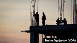 Во Буџетот за 2025 година кој сè уште е во Собрание предвидени се 105 милијарди денари за исплата на пензии со што ќе се покрие и најавеното зголемување на пензиите (Фото: Работници на градилиште во Скопје)