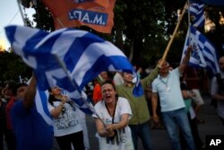 Demonstrasi menolak dana talangan internasional di lapangan Syntagma di Athena, Minggu (5/7)