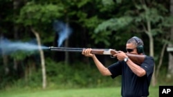 Presiden Barack Obama tengah berolahraga menembak, atau dikenal dengan istilah "skeet shooting", di Camp David, Maryland, 4 Agustus 2012. (AP Photo/The White House, Pete Souza).