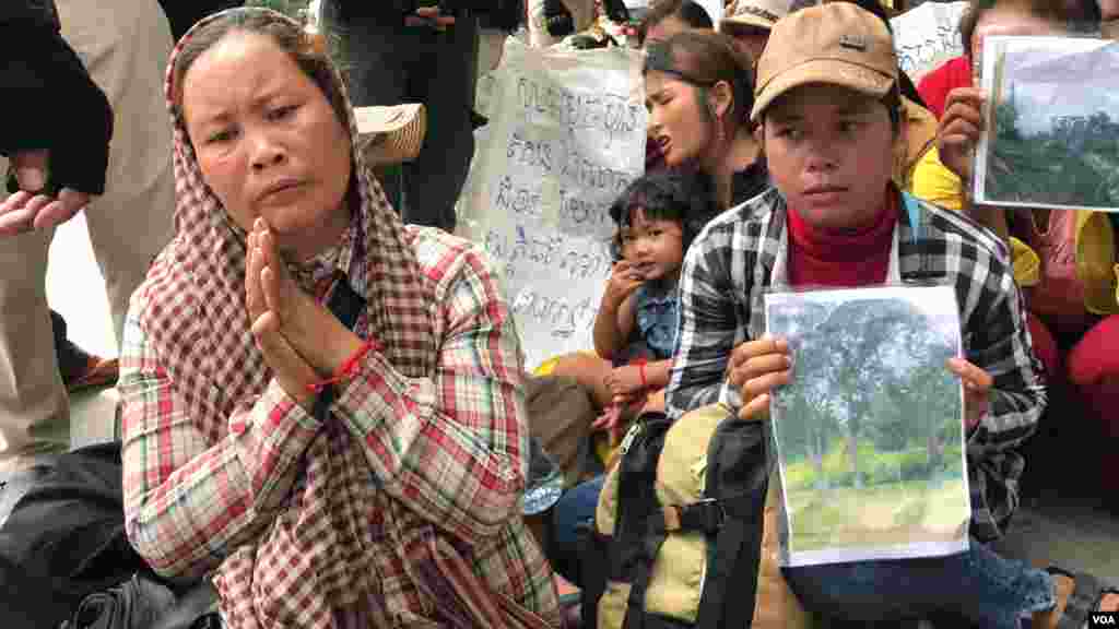 ស្រ្តីម្នាក់​មក​ពីស្រុក​ស្រែអំបិល​ ខេត្ត​កោះកុង​ អង្វរ​រក​ដំណោះស្រាយ​ដីធ្លី​ពី​ក្រសួង​រៀបចំ​ដែន​ដី​ នគរូបនីយកម្ម​ និង​សំណង់​ ក្នុង​ទីក្រុង​ភ្នំពេញ​ ថ្ងៃ​ទី​២២ ខែ​សីហា​ ឆ្នាំ​២០១៩​។ (ហ៊ុល រស្មី​/VOA) 