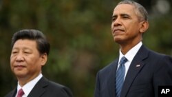25일 백악관 환영행사에서 바락 오바마 대통령(오른쪽)과 시진핑 중국 국가주석이 나란히 서 있다.
